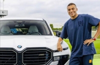 مبابي يحصل على رخصة القيادة ويقود سياراته لأول مرة