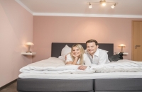 النوم المشترك أم المنفصل؟.. كيف يؤثر على صحة الزوجين وراحة الأسرة