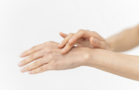 صورة واحدة لظهر اليد قد تكشف عن مرض نادر وخطير