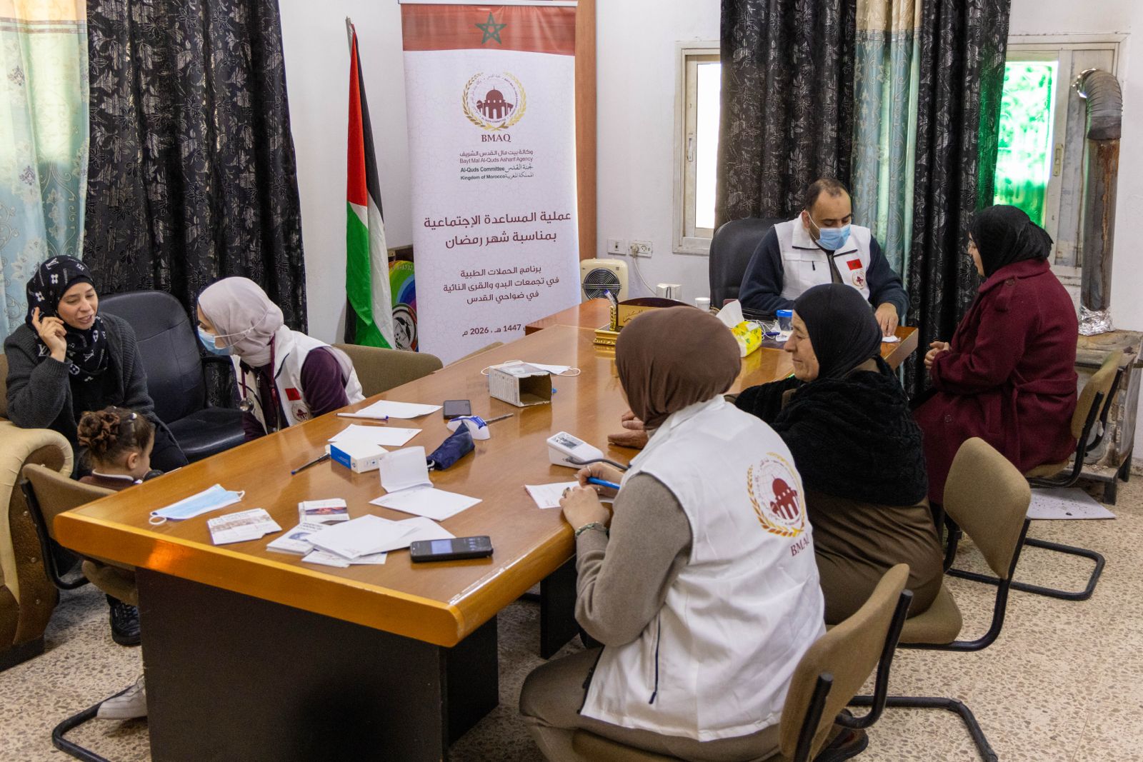 في قرى بعيدة ومعزولة .. حملات طبية لوكالة بيت مال القدس لدعم صمود المقدسيين