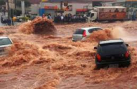 أوامر بإجلاء أكثر من 4000 شخص بسبب الفيضانات في هاواي وتحذير من احتمال انهيار سد عمره 120 عاماً