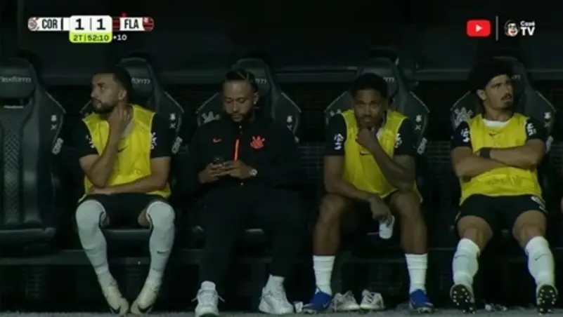 فيديو.. ديباي يثير الجدل في البرازيل بسبب مكالمة على مقاعد البدلاء