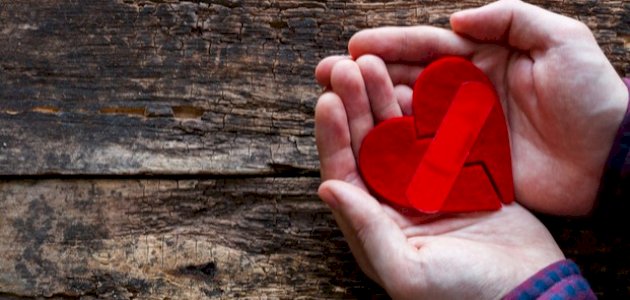 طرق معالجة الحزن وجرح القلب