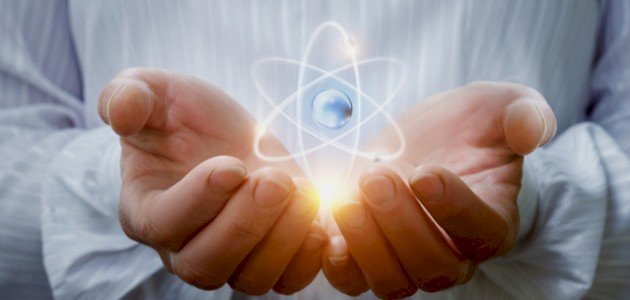 الذرة: تحليل عميق للتركيب والخصائص وتاريخ الاكتشاف