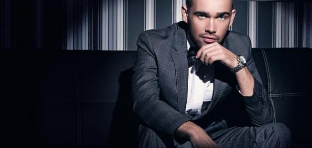 فن النظرات: تحليل عميق في علم لغة العيون وتأثيرها الاجتماعي