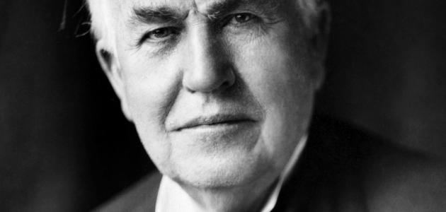 توماس أديسون: تحليل عميق لمسيرة مخترع المصباح الكهربائي ورائد الأعمال