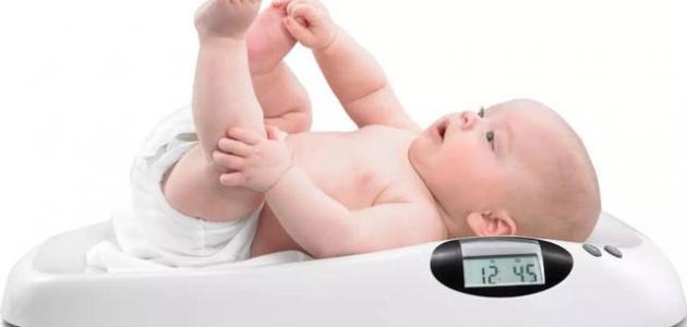 وزن الطفل الطبيعي عند الولادة: كل ما تحتاج معرفته