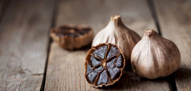 بشرة متوهجة 2026: سر الثوم الأسود لبشرة أكثر شبابًا وإشراقًا