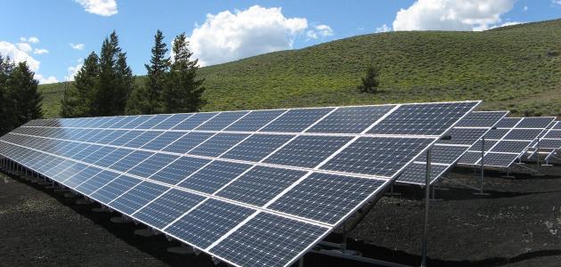 الطاقة المتجددة: بين وهم الاستدامة وحتمية المستقبل (رؤية 2026)