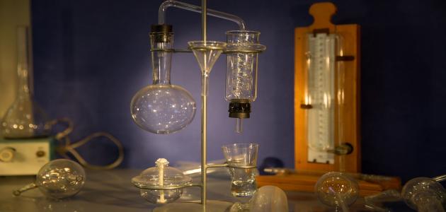 تحليل تطور فهم خصائص الأحماض والقواعد: من الإغريق القدماء إلى مقياس الأس الهيدروجيني