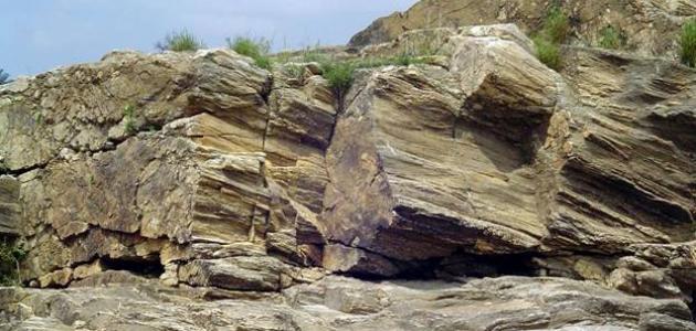 كيف تتكون الصخور: نظرة شاملة على أنواعها وعمليات تشكلها