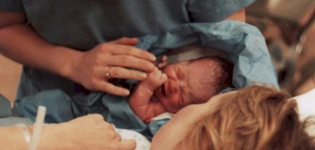 تحليل أسباب بكاء الطفل بعد الولادة: دليل شامل