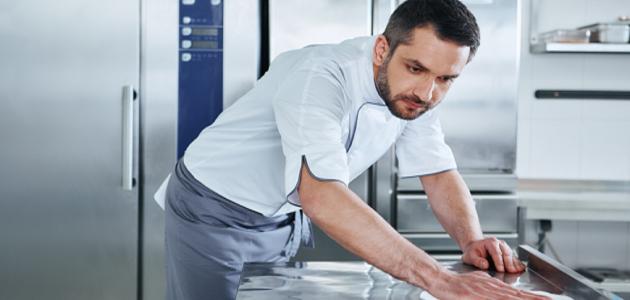 مطعمك الآمن: دليلك الذهبي للسلامة الغذائية 2026