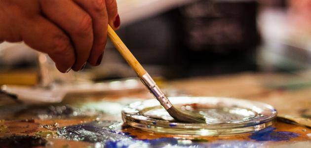 الكيمياء وراء اللون الذهبي: من الخيمياء القديمة إلى تطبيقات 2026