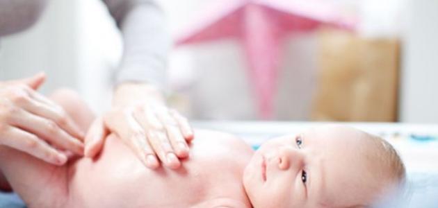 سر جمال طفلك: روتين العناية بالسرة المتطور لعام 2026