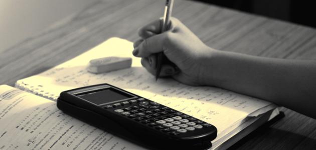 استراتيجيات فعالة للمذاكرة: تحليل شامل لتحسين الأداء الدراسي