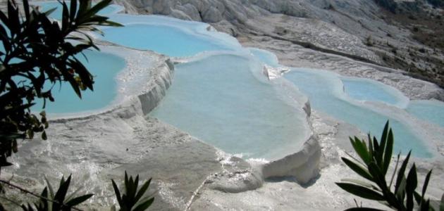 الينابيع الحارة: صدارة اليابان تتحدى الواقع وتستشرف مستقبل السياحة العلاجية 2026