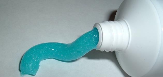 فوائد معجون الأسنان للوجه