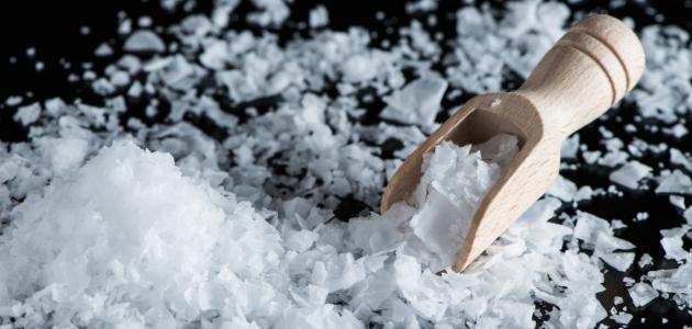 كلوريد المغنيسيوم: تركيبه، خصائصه، استخداماته، وكيفية تصنيعه