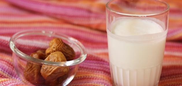 فوائد تناول التمر مع اللبن