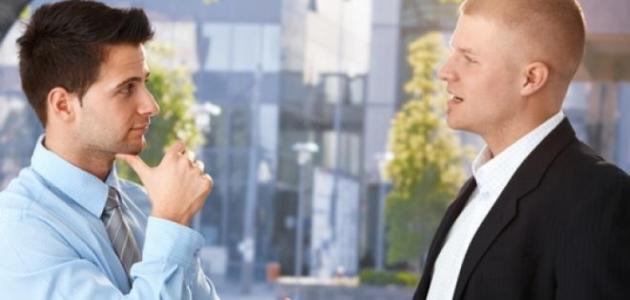 كيف تكون لبقًا في الحديث: دليل شامل لتحسين مهارات التواصل 