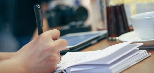 المنهج الوصفي الارتباطي: دليل شامل لمميزاته وعيوبه وخطواته