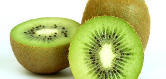 تحليل معمق لفوائد الكيوي: من التركيب الغذائي إلى التأثيرات الصحية المحتملة