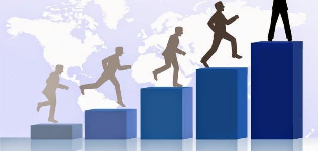 تحليل معمق: تطوير الذات كاستراتيجية للنمو الشخصي والمهني