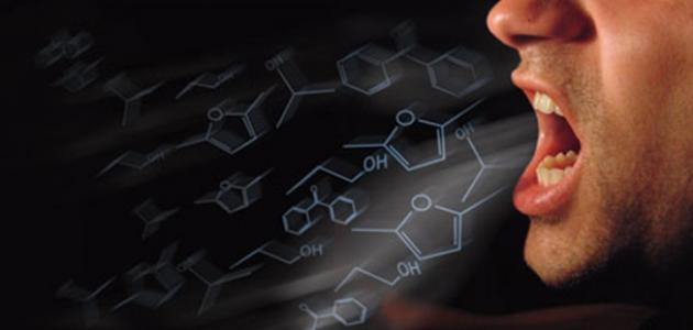 تحليل أسباب رائحة الفم الكريهة: الأسباب والحلول الفعالة