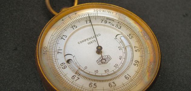 الضغط الجوي: جهاز البارومتر وكيفية عمله في 2026