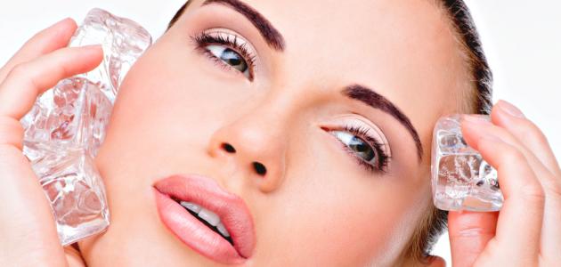 طريقة وضع الثلج على الوجه للحصول على بشرة نضرة وصحية