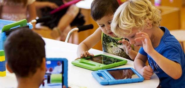 التكنولوجيا في التعليم: هل نحن حقًا نُعِدّ الطلاب للمستقبل أم نُقوّض قدراتهم؟