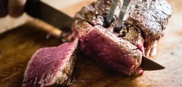 الأطعمة الممنوعة لمرضى النقرس: دليل شامل لتخفيف الألم