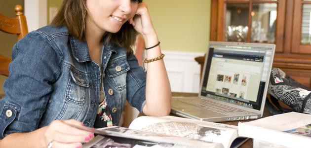 كيف تساعدين ابنتك على التفوق الدراسي: دليل شامل للأمهات