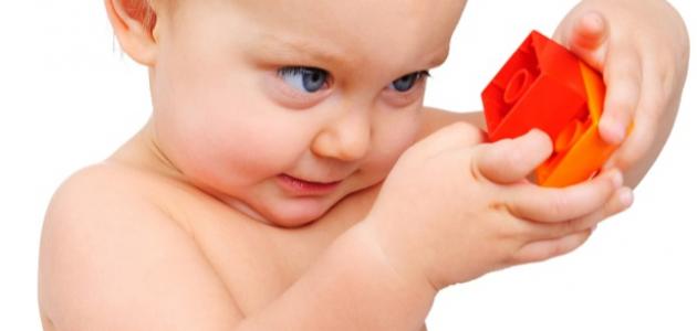 تحليل معمق: علامات ذكاء الرضيع وكيفية تنميته