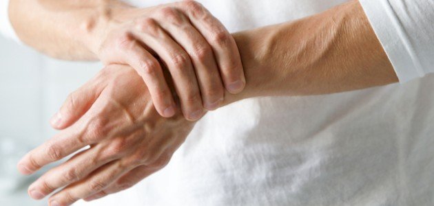 علامات جلطة اليد وأهمية الرعاية الطبية