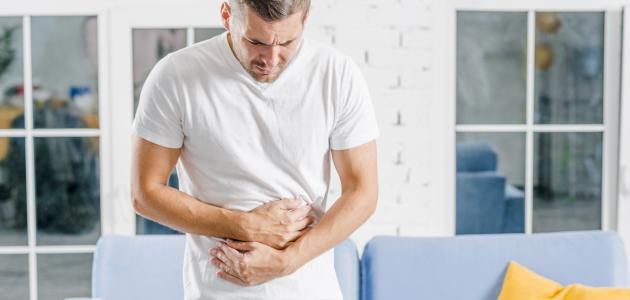 أسباب خروج الدم مع البراز وأعراضه المرتبطة