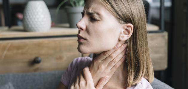 التهاب البلعوم المزمن: الأسباب والأعراض وطرق التخفيف