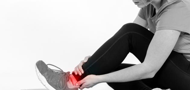 أسباب ألم كاحل القدم: التواء الكاحل والتهاب الأوتار