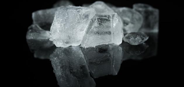 فوائد وضع الثلج على الرأس والبشرة