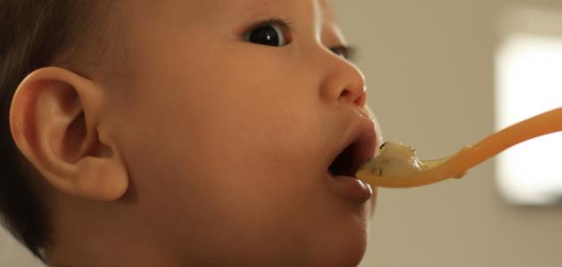 تغذية الطفل في الشهر الرابع: دليل شامل للأمهات