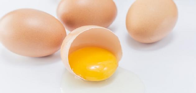 ماسك صفار البيض: فوائد متعددة للبشرة والشعر