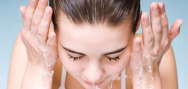 أهمية العناية بالبشرة قبل النوم