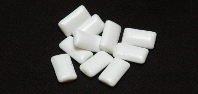 فوائد وأضرار مضغ العلكة