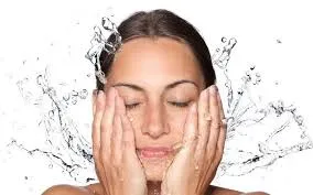 أفضل غسول للبشرة الحساسة: دليلكِ الطبي الشامل لعام 2026 لبشرة هادئة ومشرقة